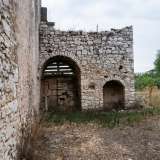 A catturare la nostra attenzione � per� una delle due nicchie presenti sul retro...